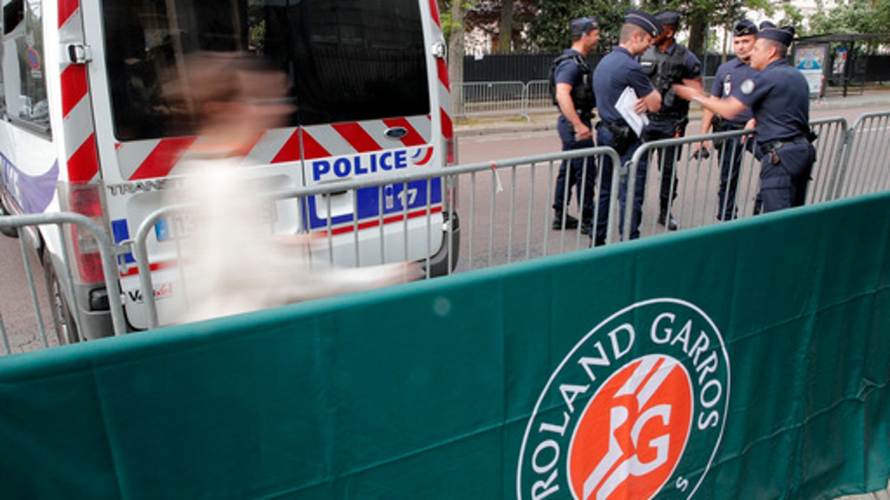 The Latest: Djokovic loses 1st set at French Open